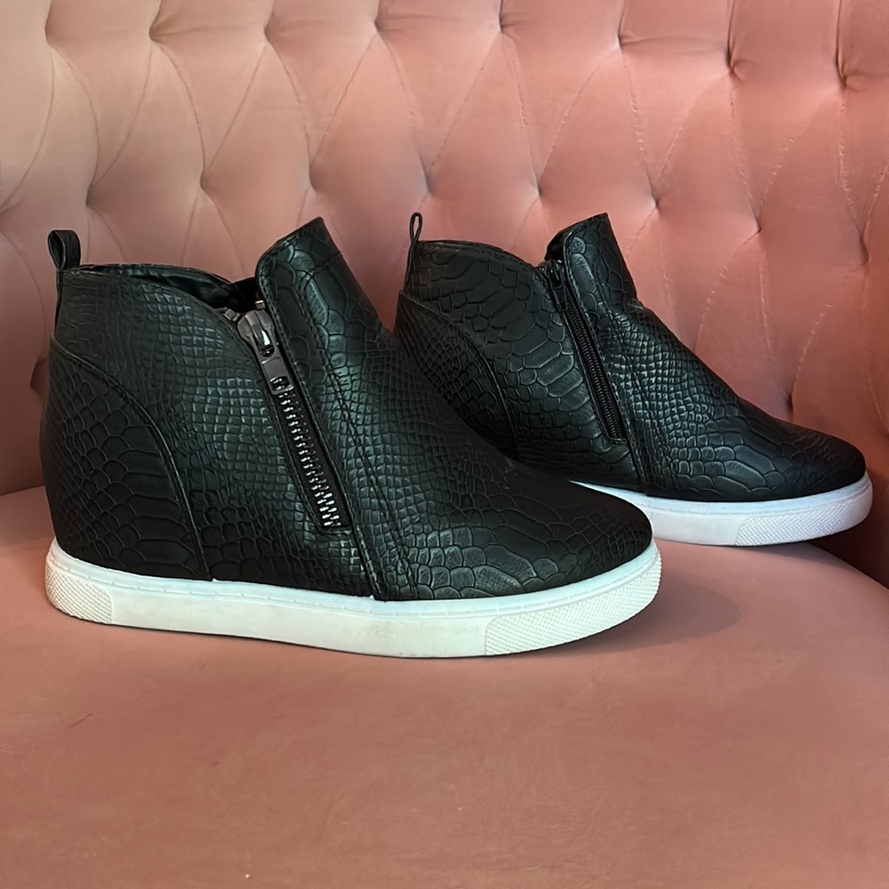 Sneakers - Picture 2 of 6